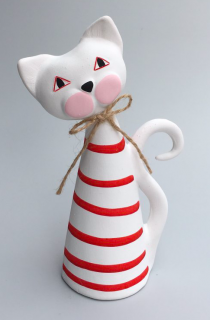 Kočka malá červené proužky s mašličkou 17 cm