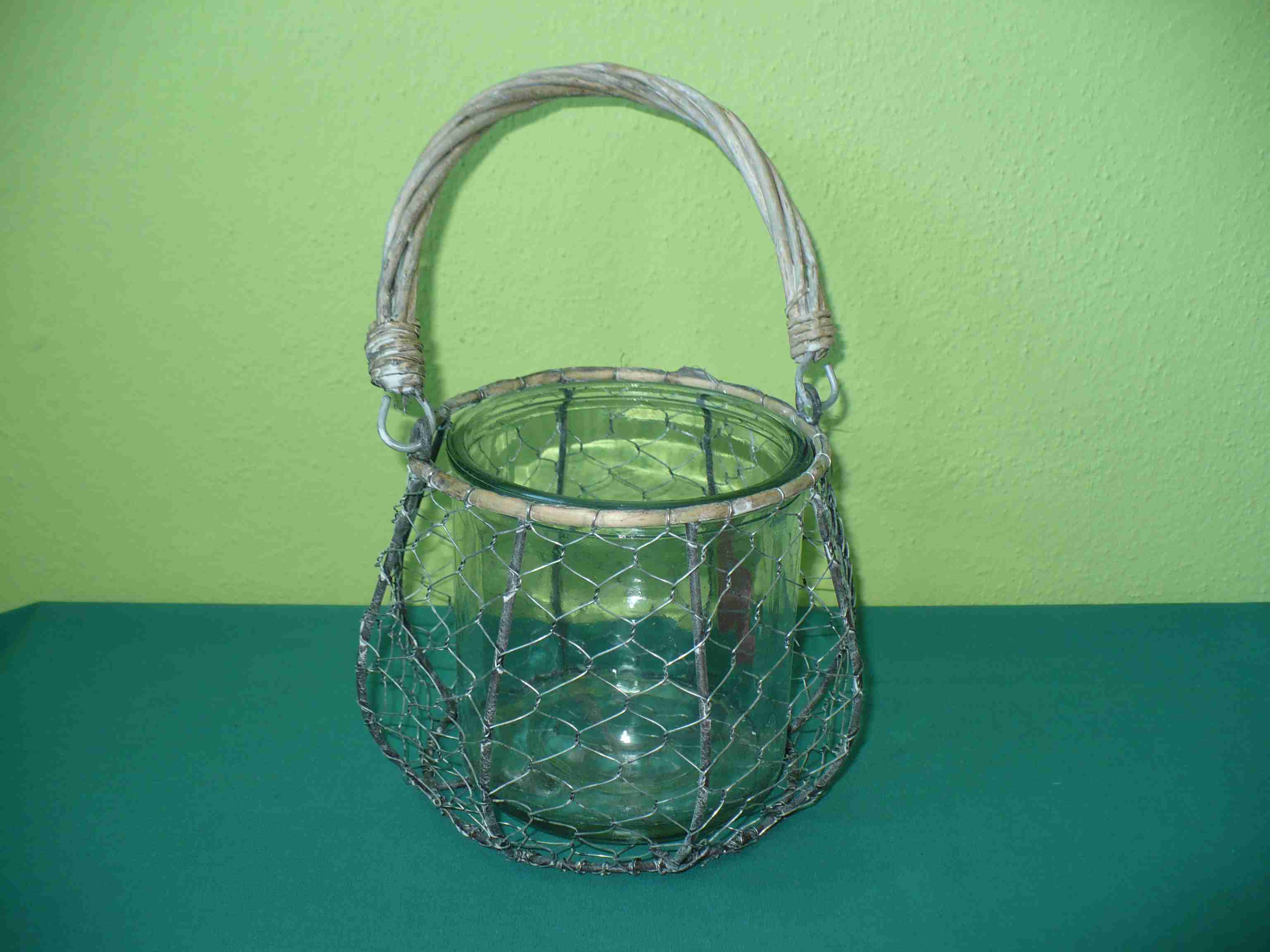 Lampa kovová s proutěným uchem