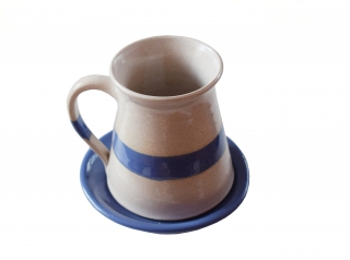 Hrnek bílý s modrým pruhem a podšálkem keramika