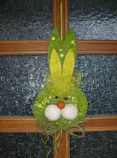 Velikonoční dekorace zajíc na dveře