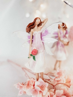 Andělka s květinou a plechovými křídly v midi světle fialových šatech