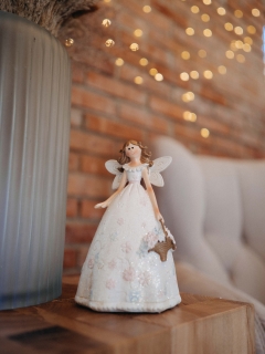 Pokladnička panenka s košíkem květin keramika