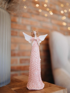 Andělka v růžových květovaných šatech s holubičkou v náručí 